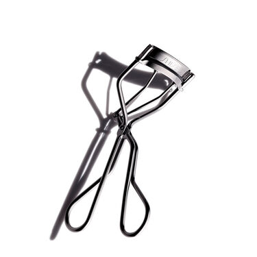 D&uacute;o: Eyelash Curler Y Benefiance Eye Cream, 