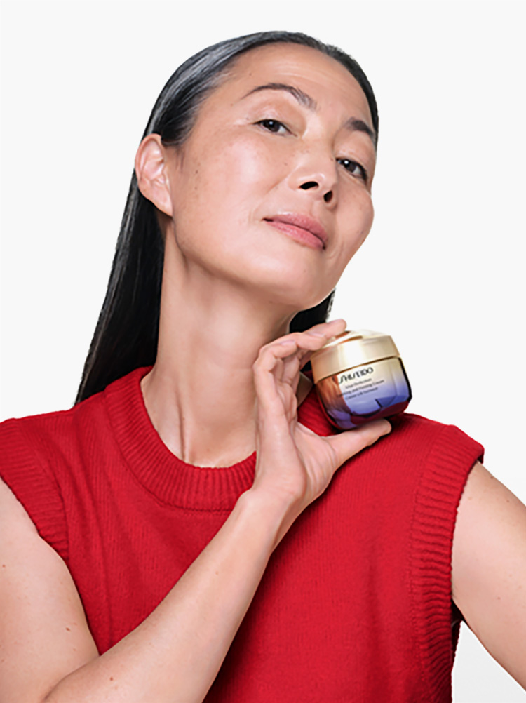 Vital Perfection, el primer lifting cosmético con poder acelerador de juventud*: ReNeura Technology++™. Nuevo trío perfecto para una piel más firme, redensificada y luminosa.