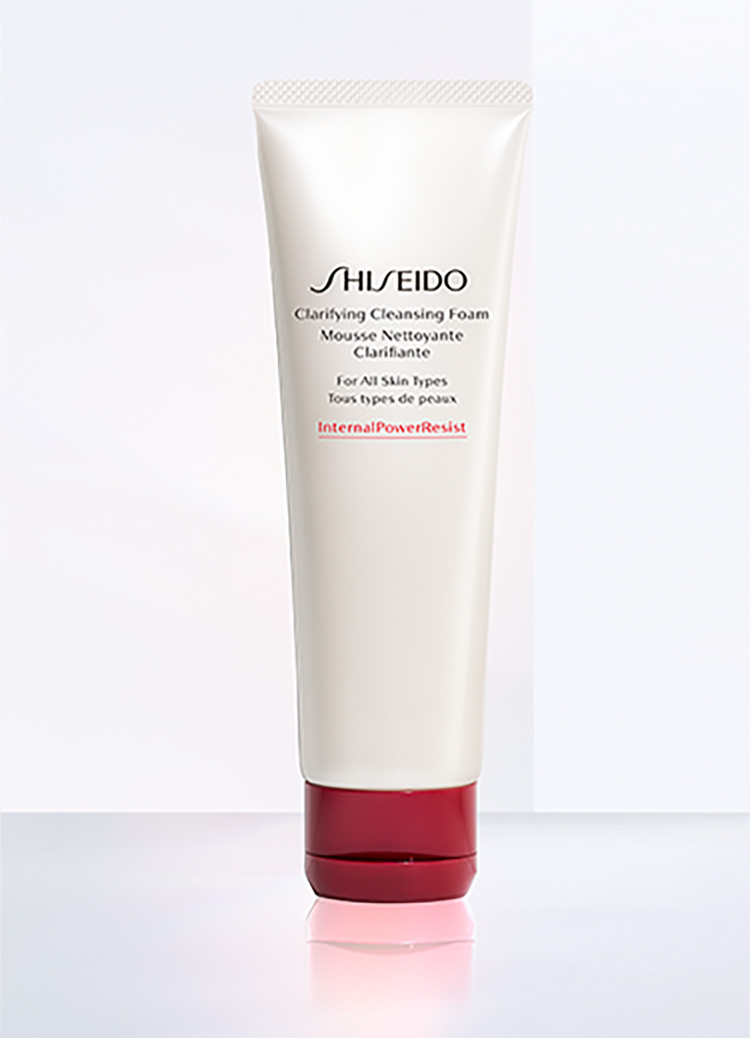 Clarifying Cleansing Foam es un limpiador que se convierte en espuma de textura rica y cremosa. Elimina las impurezas