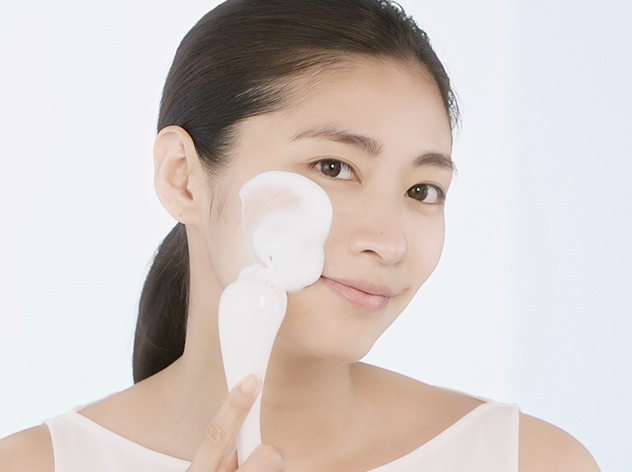 Cómo aplicar: Cleansing Massage Brush