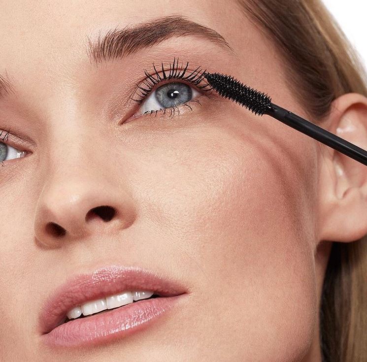 Shiseido-Full-Lash-model